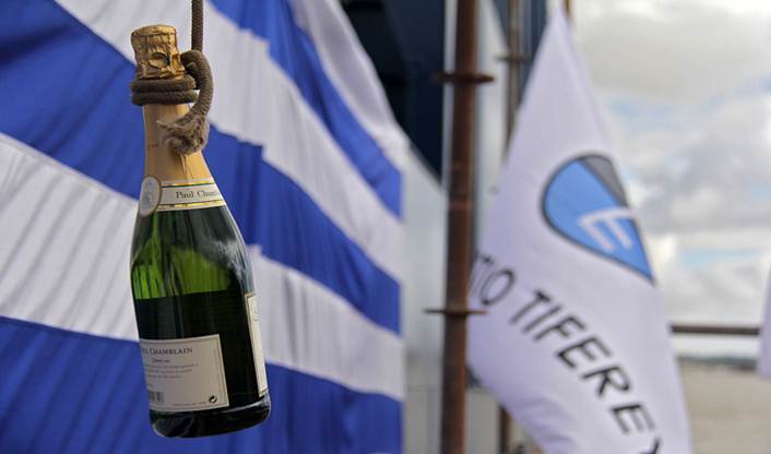 Montes del Plata bautizó y botó la segunda barcaza construida en Uruguay