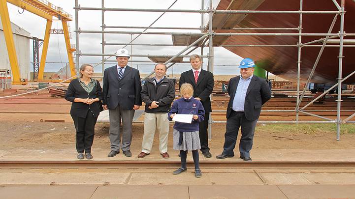 Montes del Plata bautizó y botó la segunda barcaza construida en Uruguay