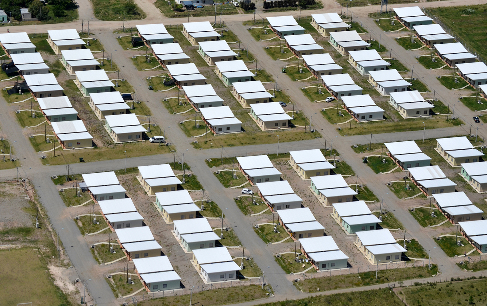 Unas 99 familias acceden a viviendas construidas por Montes del Plata