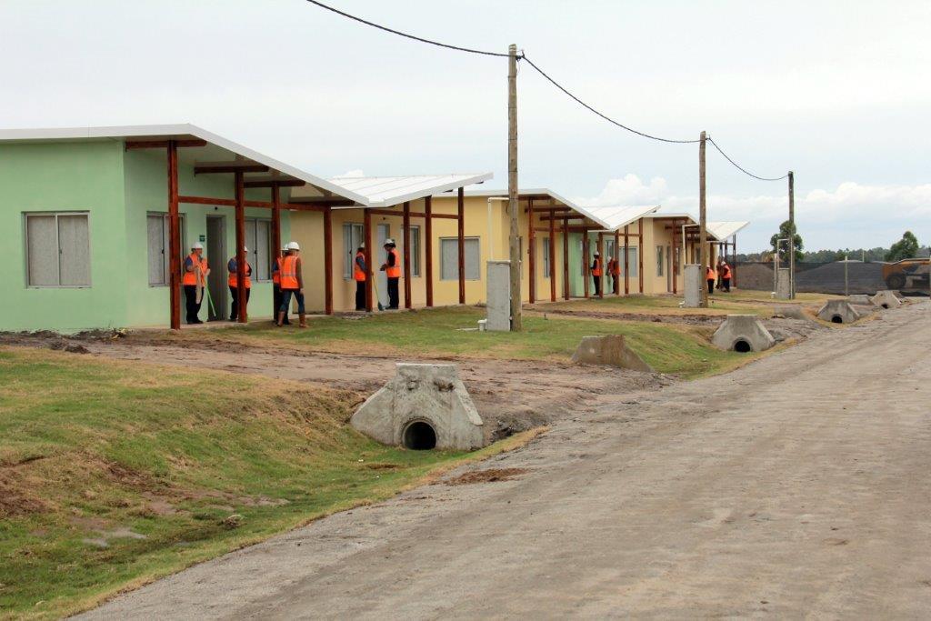 Unas 99 familias acceden a viviendas construidas por Montes del Plata