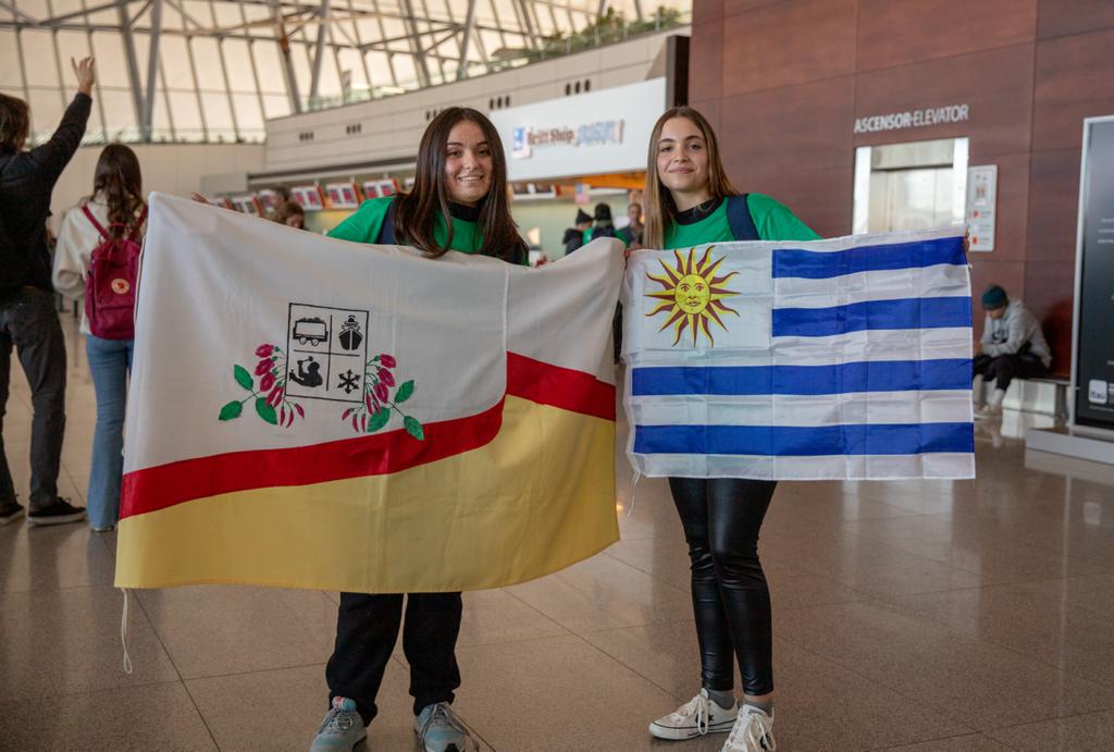 Dos estudiantes graduadas del programa “Inglés Para Todos” viajaron becadas a Inglaterra
